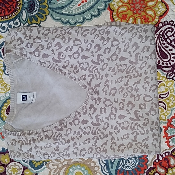 💥3 for $15💥 GAP Leopard sweater - Picture 7 of 7